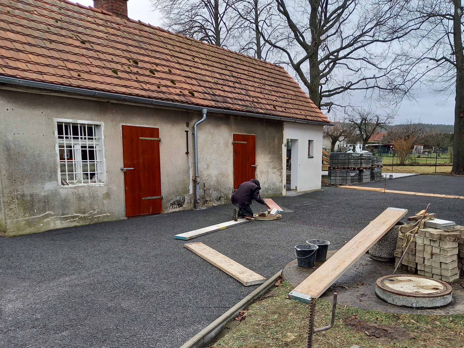 Altes unsaniertes Gebäude mit Baumaßnahmen