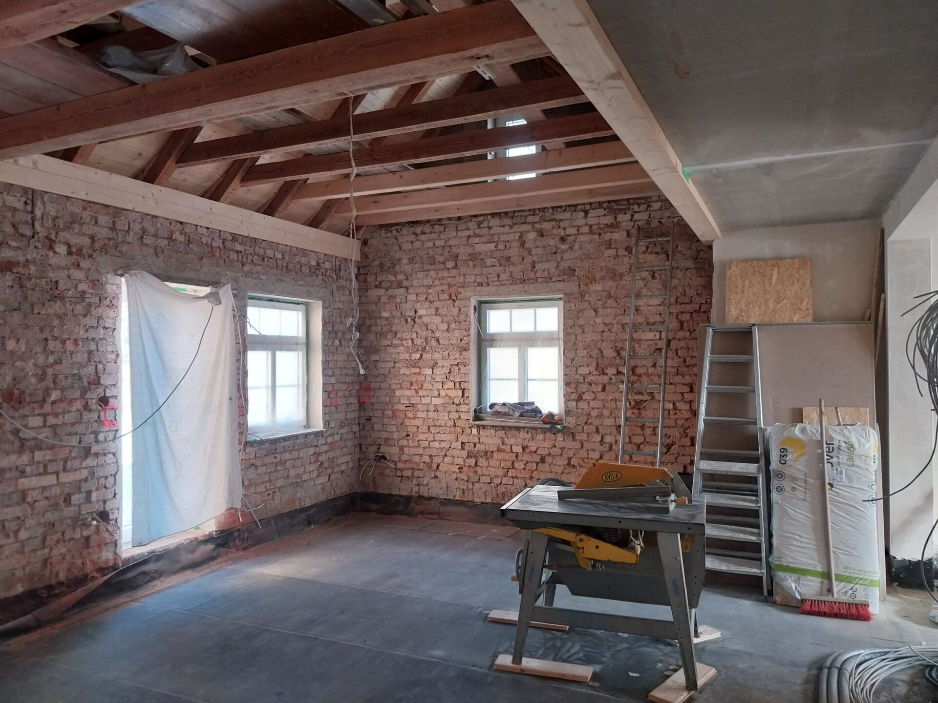 Innenausbau und freigelegtes Mauerwerk während Bauarbeiten zur Gebäudesanierung